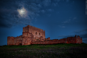 castillo-de-guadalerzas-a-la-luz-de-la-luna_5537146696_o