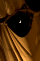 La luna entre los toldos del Corpus