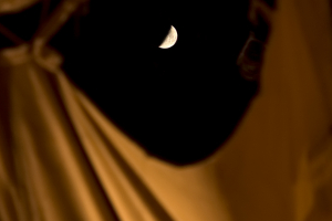 La luna entre los toldos del Corpus