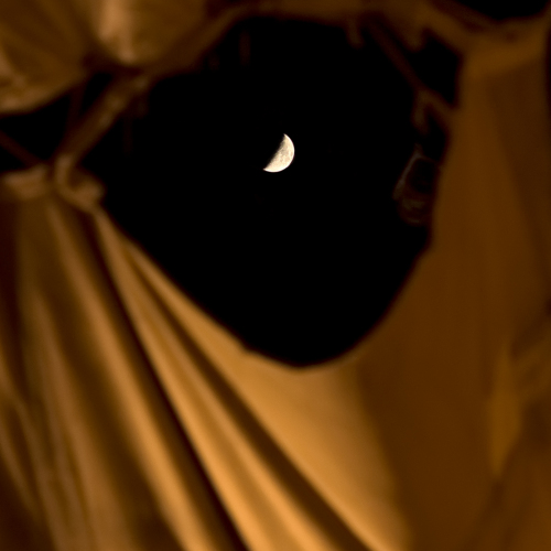 La luna entre los toldos del Corpus