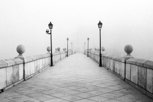 Puente de San Martín entre niebla