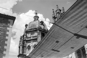 Torre mozárabe y toldos