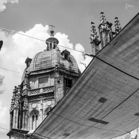 Torre mozárabe y toldos